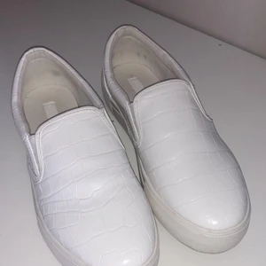 Slip in skor - säljer dessa fina sneakers, då de inte kommer till användning. knappt använda och perfekt för både sommar och höst🍀🍀