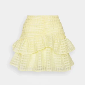 Volangkjol - Säljer denna populära kjolen från Gina, helt oanvänd med prislapp på! 😇 nypris:399