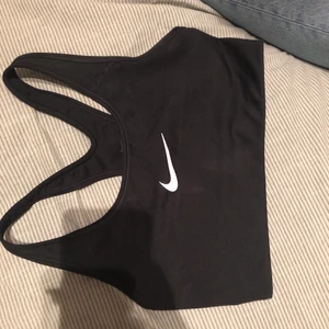 Nike träningsbh  - Nästintill ny Nike bh i svart och vit. Vill du ha fler bilder kan du bara säga till.