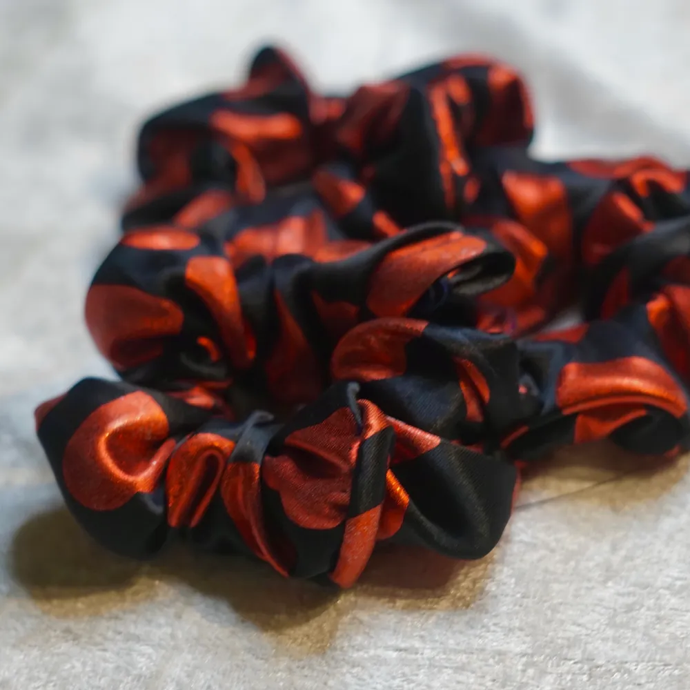 Heart shaped scrunchies red/black. Elastic and high quality. Sown with perfect stitches. Works for any hair type. The scrunchies are made by us, completely new and never used! ✨. Accessoarer.