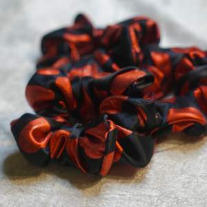Heart shaped scrunchies red/black. Elastic and high quality. Sown with perfect stitches. Works for any hair type. The scrunchies are made by us, completely new and never used! ✨