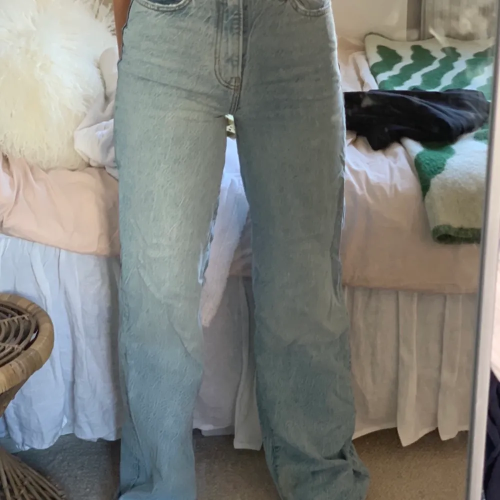 Skitsnygga jeans från free people som är väldigt långa. Knappt använda. Köpta för ca 1300kr och säljer för 400💕. Jeans & Byxor.