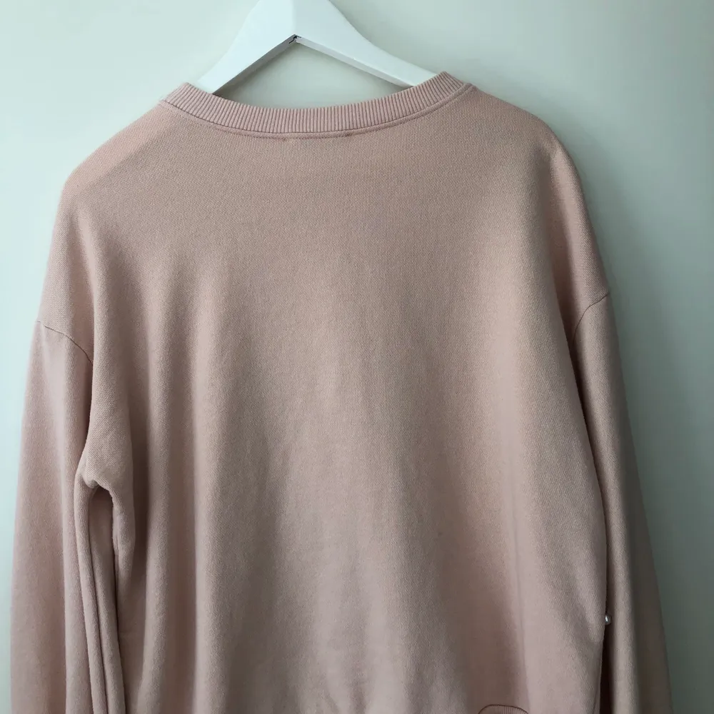 Jättefin ljusrosa sweater från Zara i storlek S. Alla pärlor sitter kvar och ger ett väldigt gulligt intryck. Frakt tillkommer 💓. Tröjor & Koftor.