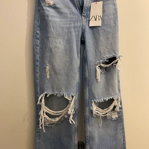 Jättesnygga jeans  -  dom är så snygga men tyvärr är långa på mig, helt slutsålda köparen står för frakt, budet ligger på 400kr