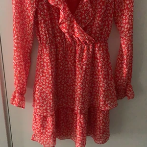 Röd klänning - Helt ny röd klänning med volang.
