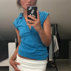 Blå topp - Unik blå topp med krage! Plagget är köpt secondhand, men har inga defekter. Fraktar eller möts upp! Kontakta mig gärna vid frågor🤠💕