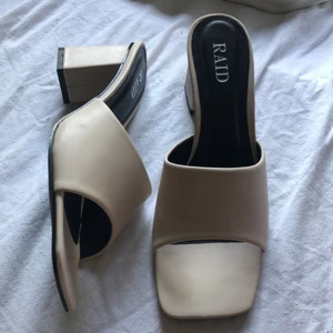 Sandaler med klack - Helt oanvända! Storlek 39, vit créme färg! Klackens längd ser ni på sista bilden (kolla cm, det står i inches också)  Om du vill köpa via frakt står du för frakten 🥰 