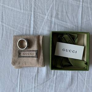 Gucci ring av sterlingsilver, storlek 23, i bra skick (använd några gånger bara), kommer i låda och tillbehör. 