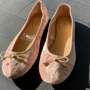 Ballerinaskor - Rosa velvet ballerinaskor. Aldrig använda med prislappen kvar💕