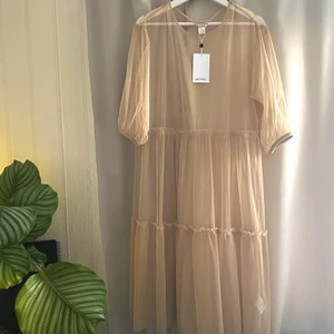 Monki - Meshklänning - Beige midiklänning i mesh🤎 Monki - size XS Ej använd, ursprungligen 350kr
