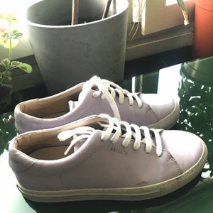 Alex Arigato sneakers - Sjukt snygga ljuslila skor från alex arigato som tyvärr inte kommer till användning. De är använda Max 5 gånger och letar nu ett nytt hem. Storlek 39 men passar perfekt på mig som brukar ha 40-41