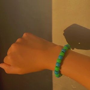 Blått grönt armband - Bara ett smycke kan ändra på din outfit så mycket. Därför säljer jag nu dessa elastiska armband i många olika färger!