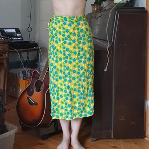 gulblommig vintage omlottkjol - såå söt å smickrande kjol i vacker gul färg med turkosa blommor! hög midja, två knappar å ett band så den sitter väldigt säkert :-) luftigt bomull! jättefin🌻 