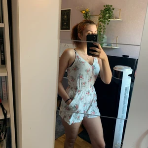 HM byxdress blommig - En vit byxdress med rosa och små mörkblåa blommor💕. Kort på mig som är 170 cm lång🌸. Den är söt och sval och passar till varma somrar. Köparen står för frakt🥰