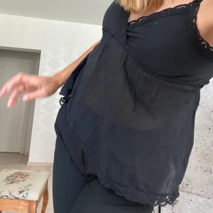 Tessie - Svart spetslinne🤩 Behagligt material just för sommaren och funkar till både fest/vardag! Storlek XS 