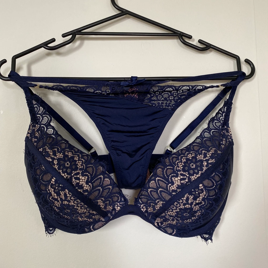 Marinblått Hunkemöller set, bh & string.