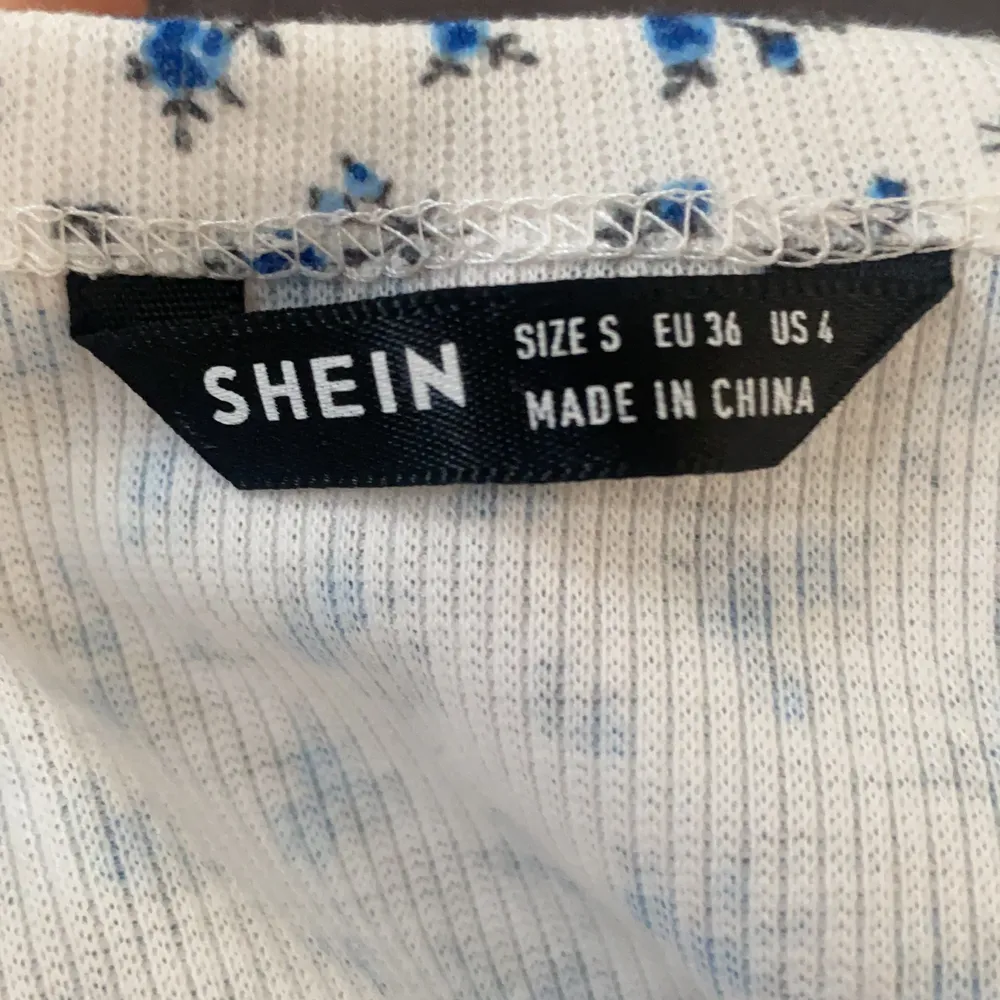 Blommig t-shirt från shein i strl S. Aldrig använd och bra kvalitet. 40kr+frakt💓. Toppar.