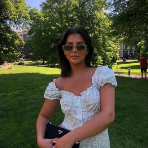 Söt sommarklänning - Klänning köpt av Emelie feola men tyvärr lite för stor för mig. Skulle säga att den är mer av en S och jag är mer XS. Tyvärr då den är superfin i en ljusgrön färg med små blommor, perfekt till sommaren!