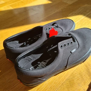 Helt oanvända VANS UA ERA BLACK, storlek 42 - En modell som funkar till nästan alla sommar-outfits. Har inte använts någonting pågrund av fel storlek. Har kvar lapp, skolåda och elektroniskt kvitto. Kan skicka på posten förutsatt att köparen står för frakt eller mötas upp i centrala Göteborg.