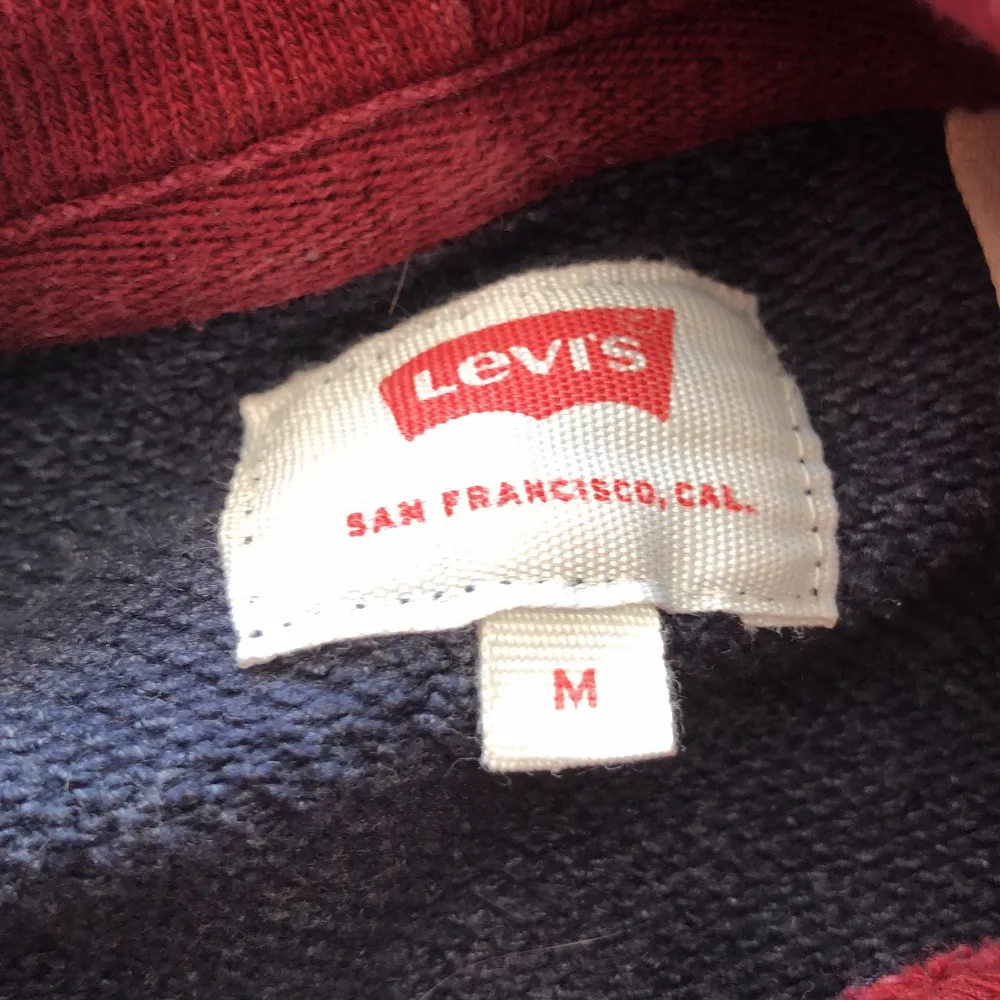 vinröd och mörkblå Levis hoodie i storlek ”M”. Inga märken eller hål, använd några gånger men är nu för liten.. Tröjor & Koftor.