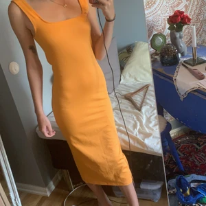 Orange klänning - Superfin klänning från Gina, passar en S-M