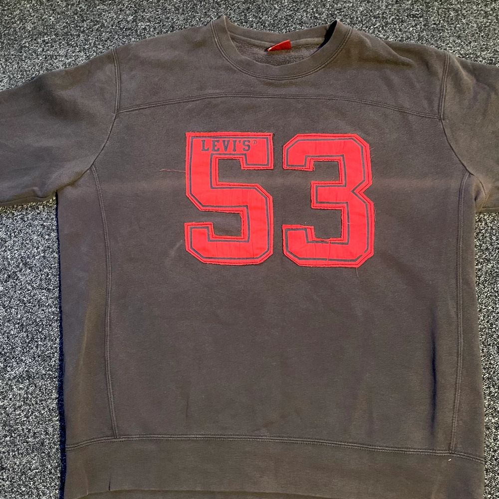Vintage x 90s x Levi’s Sweatshirt -Xl but fits more like a L  -Brown and red colorway -Great vintage piece If you have any questions or discussions then feel free to write me a message! Best regards, David #vintage #levis #90s #fashion #thrift. Tröjor & Koftor.