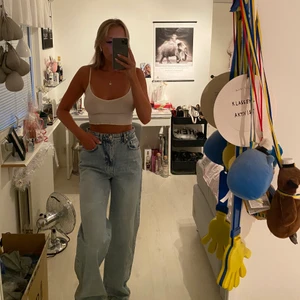 Jeans  - Ljus blå jeans ifrån Gina Tricot  Helt i nyskick och använda några få gånger💗  långa i benen🥰 Ord pris: 599