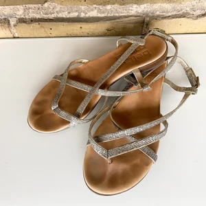 Glittriga sandaler - Skinn sandaler i silver från Bella Moda, använda en gång på Bal