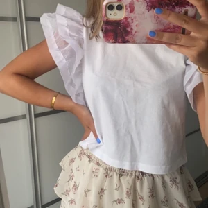 T-shirt med volang från Zara - Vit t-shirt med volang från Zara. Knappt använd . Stl S. Köparen står för frakten.