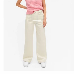 Jeans monki yoko - Säljer dessa snygga off white jeansen från monki då dom tyvärr är för små för mig i midjan💕 endast använda typ 2 gånger💕 buda från 200+ frakt💕 kommer komma upp många andra plagg så kolla gärna in min profil!! (Bilder från monkis hemsida)💞 kom privat för fler bilder✨