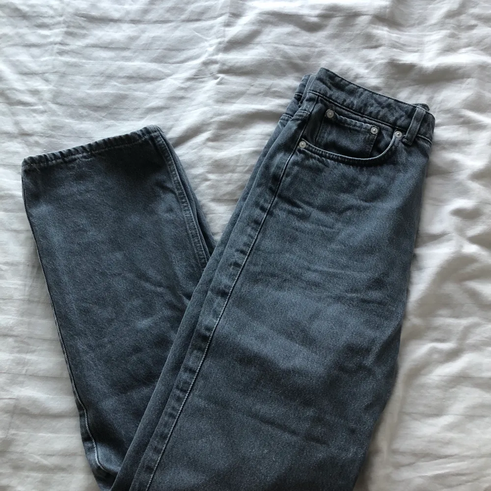 Säljer de populära rowe jeansen från Weekday i strl 27/30 där jag vanligtvis bär strl 36 i byxor. De är highwaist och sitter väldigt bekvämt och snyggt! Andra bilden visar riktiga färgen då de är en grå färg som är slutsåld på hemsidan💕. Jeans & Byxor.