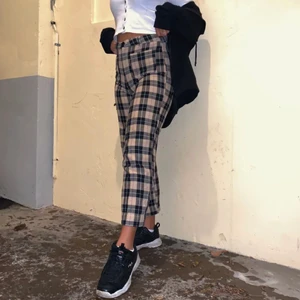 rutiga byxor monki - Säljer dessa snygga rutiga byxor från monki! Storlek: 34 🌸 frakt får köparen stå för :) swish är det mest effektiva betalsättet!! fråga på om det finns oklarheter :) ((kan eventuellt sänka priset !))