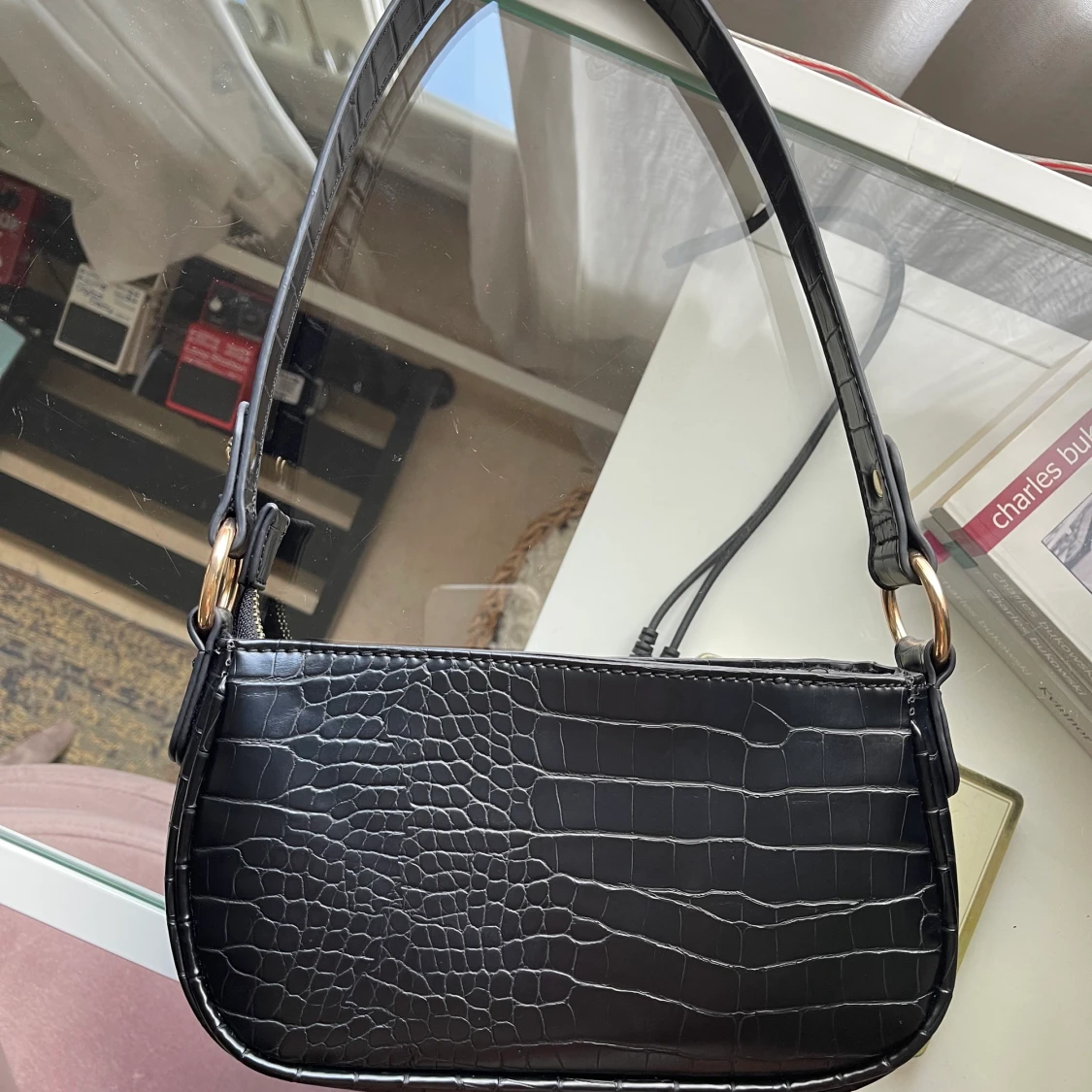 Axelväska/baguette bag, svart/guld, 