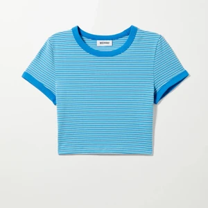 Weekday Gemini t-shirt  - T-shirt modell Gemini från Weekday 💙 Croppad modell, stretchig och härlig blå färg! M men funkar på S om man vill ha den löst sittande 🌸 Kan funka på liten L också! Använd en gång men för liten för mig som är större L 😢 I jättefint skick! Så somrig o fin 💕💓🌺 