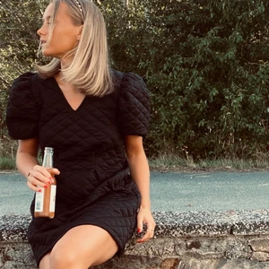 Klänning - Klänning med puffärm