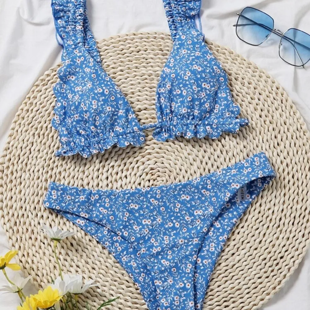 ALDRIG ANVÄND! Beställde fel storlek. Superfin & söt bikini! Dessutom väldigt populär från shein💖 storlek M i båda delar. Passar en S/M i storlek.  Säljer den för det jag köpte den för, alltså 138 kr. . Accessoarer.