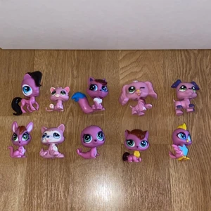 Little Pet shop - Säljer mina gamla Pet shops. De har gått upp i värde eftersom att de inte går att få tag på längre. Men jag har valt att sälja dessa för 10 kr st. Hör av dig privat om du är intresserad 💕 Köparen står för frakten, den blir olika beroende på hur många du köper🤩 Du kan även köpa alla på bilden för 90 kr💕