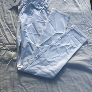 Byxor med resor midja  - Vinta stretchjeans i mjukare material och med bred resor runt midjan. I storlek 34. Ny pris 399. Aldrig använda.