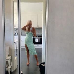 Sommarklänning - Klänning perfekt till sommarn, säljer för den inte kommer till användning. Slut på hemsidan, vet inte ens om den säljs längre, org pris 359, mitt köp direkt för  300 eller buda. Passar mej som brukar ha S/XS