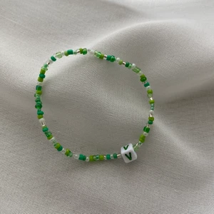 Handgjorda armband - Supersöta handgjorda bts inspirerande armband 🤍 de är gjorda av elastisk tråd <3 super söta o perfekta nu till sommaren! ( har i flera olika färger, se mina andra annonser) 15kr/st Skicka privat vid frågor eller intresse💗 ( finns i alla bandmedlemmars färger men utan bokstav)