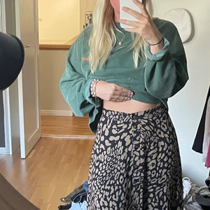 Kjol - Säljer denna fina långkjolen från massimodutti, använd typ 3 gånger. Knappar hela vägen ner 💗