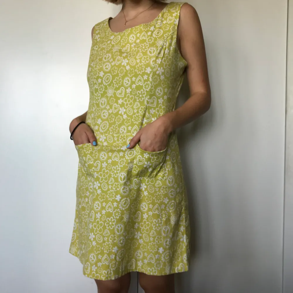 Söt ”hippie” klänning i limegrönfärg (lite mer gul i verkligheten) Står strl L men mer en M✨ jag är ca 167. Klänningar.