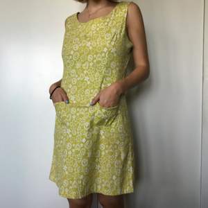 Söt ”hippie” klänning i limegrönfärg (lite mer gul i verkligheten) Står strl L men mer en M✨ jag är ca 167