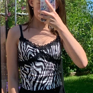 Linne i zebramönster - Linne i zebra mönster, kommer inte till användning därav säljer jag den. Köpte den på Shein och har använts 1-2 gånger. Den är i fint skick och har justerbara band. Vid frågor eller fler bilder kontakta privat.❤️ Köparen betalar frakt.