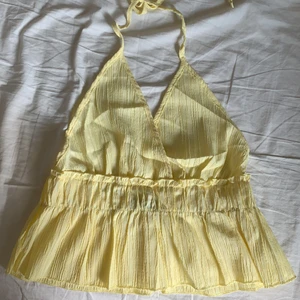 Jättesöt gul topp - Sälje nu mitt gula linne som jag bara provat, gillade själv inte passformen så säljer vidare💗 Lite genomskinlig men inte ett problem💗 Frakt tilllkommer
