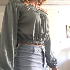 En långärmad offshoulder top med knappar framtill från HM. Den är i storlek S och är i princip oanvänd. Köparen står för frakt 🥰