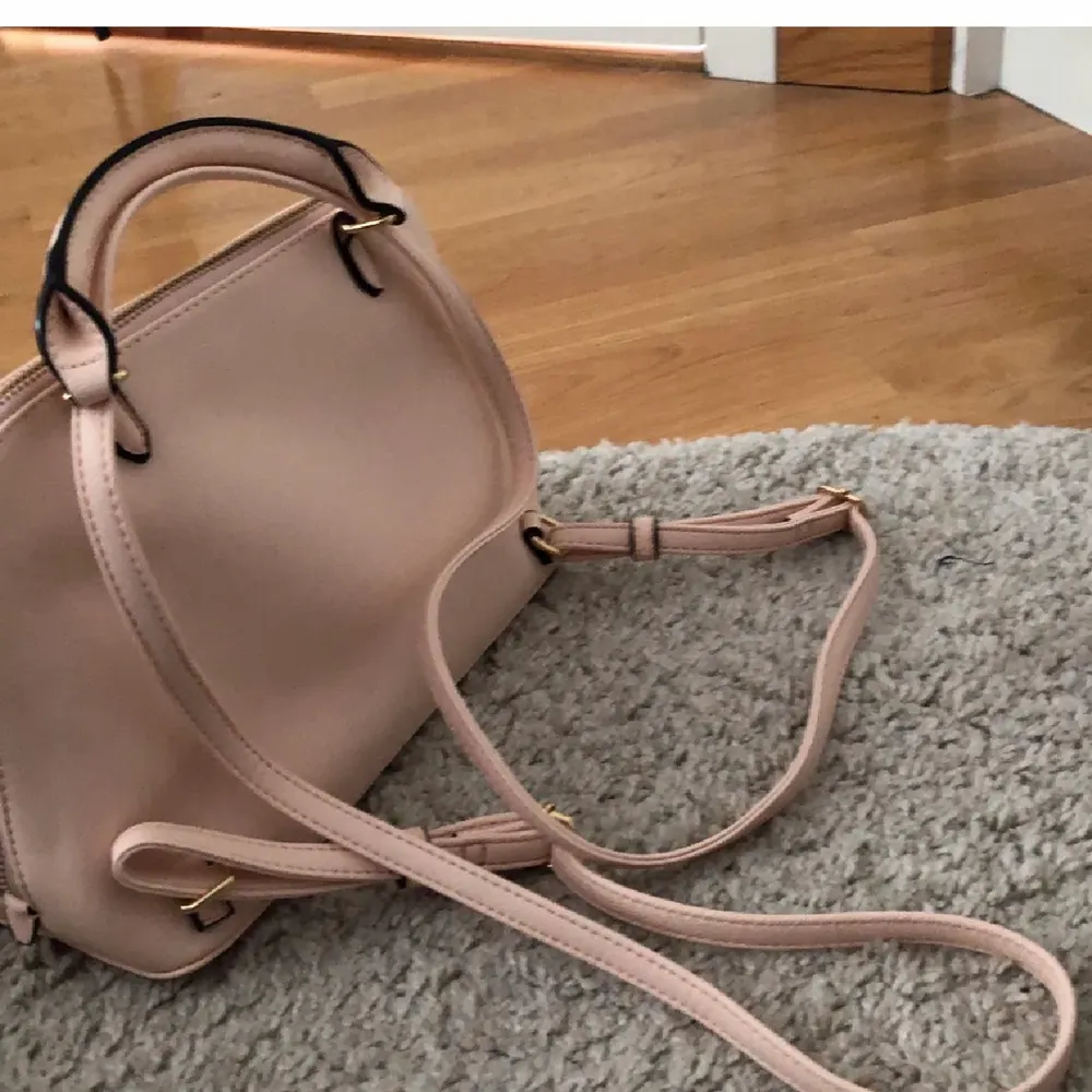 Victoria’s secret väska ljusrosa. Kan användas som handväska, ryggsäck och axelbandsväska beroende på hur man spänner banden. Bra skick, aldrig använd.. Väskor.