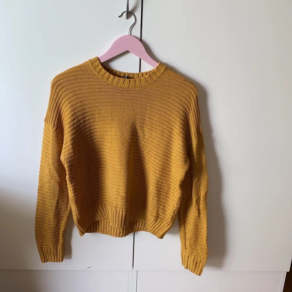 En gul stickad tröja från hm perfekt nu till hösten använt 1-2 gånger. . Stickat.