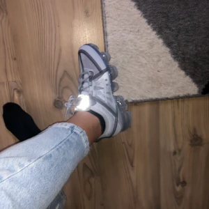 Nike vapormax  - Skitfina gråa Nike vapormax köpta för ett år sedan. Använda ett fåtal gånger, men är annars så gott som nya❤️ pris kan diskuteras 