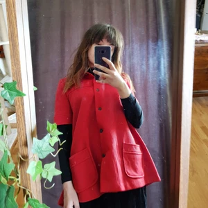 Vintage överskjorta - Supersöt överskjorta i klarrött, från slutet av 60-talet, början av 80-talet. Inhandlad på vintage-butik.